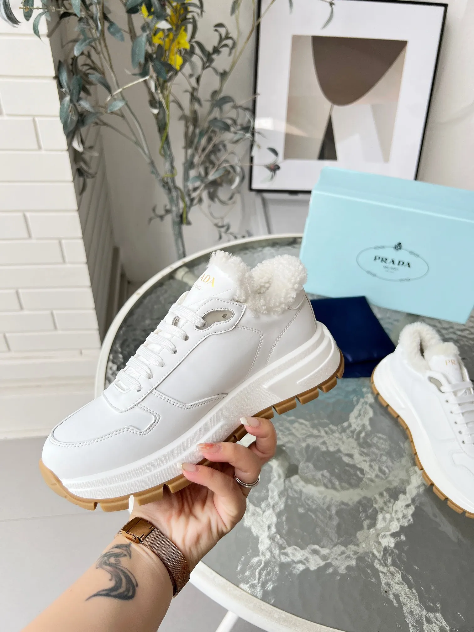 👟👟Ex-factory price 600👟👟 Prada couple model "PRADA.." upgraded version 2024 explosive model is released. , original 1:1 thick sole, fabric silk cowhide lining: sheepskin, foot weight: sheepskin, size 35--46, "Women's model 34.41 is custom-made and non-returnable, Men's model 38.45.46 is custom-made and is non-refundable, two colors black and white